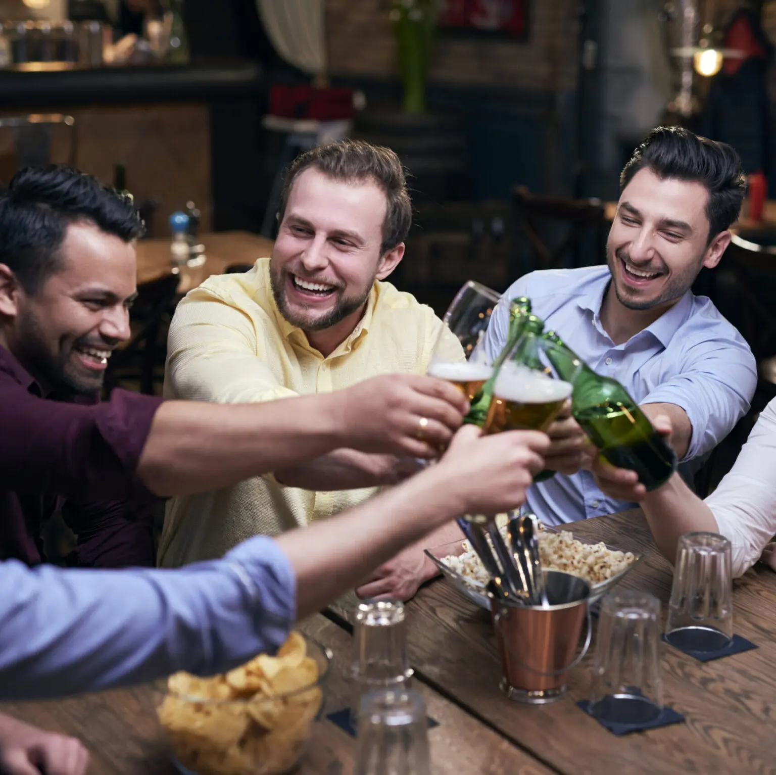Mannen die proosten bij hun bak avond